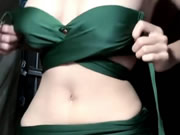 فتاة ذات صدر مثالي